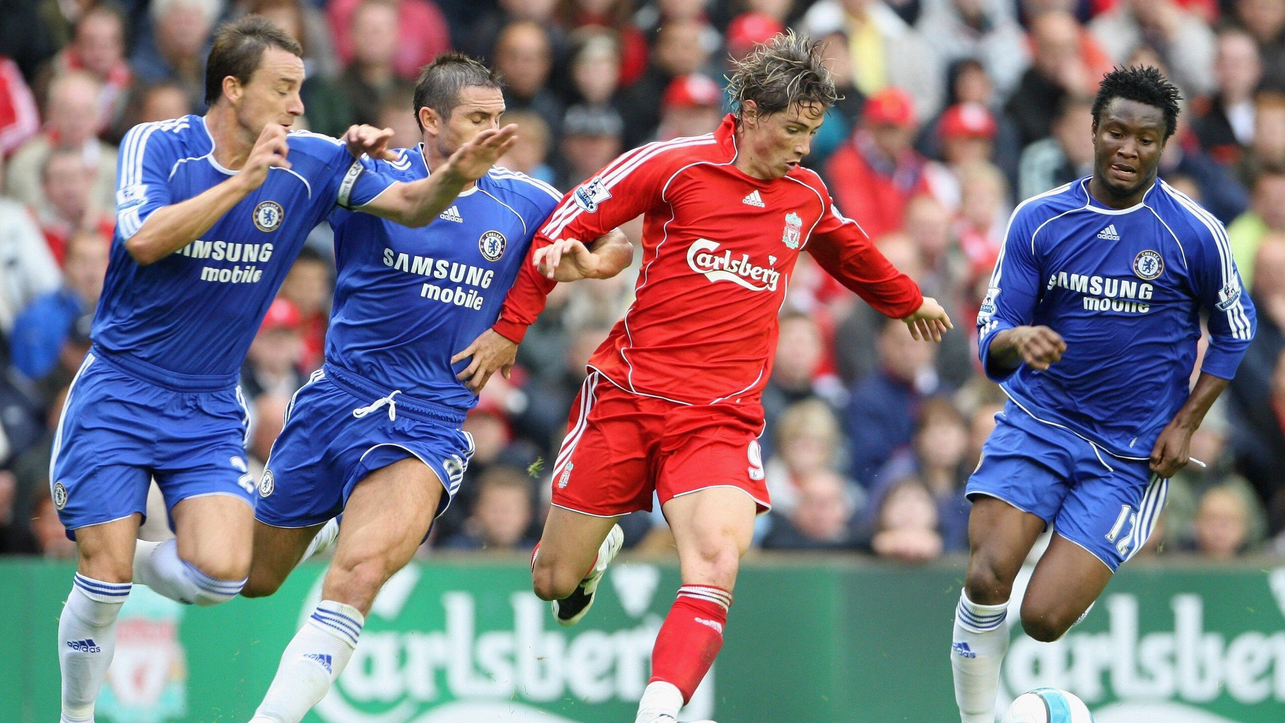 中国足球联赛争夺冠军悬念重重，胜负难以预测，中国足球队夺冠